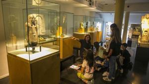 La monitora Anna Catón con el grupo de niños que siguen el curso para convertirse en guías júnior, en el Museu Egipci.