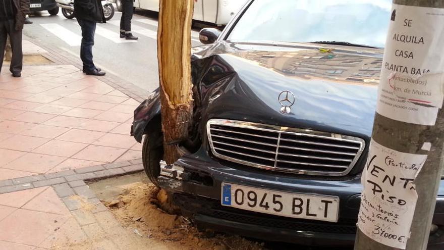 Un turismo se empotra contra un árbol en la calle San Antón