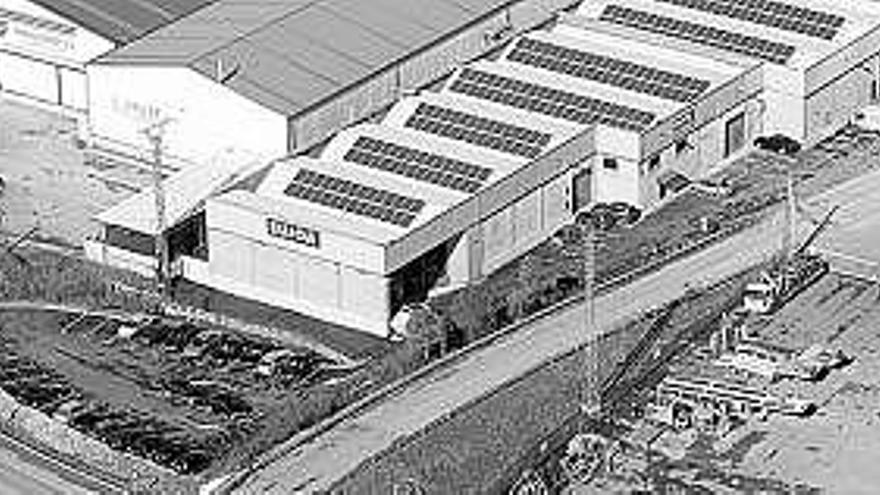 La planta de Gráficas Eujoa, con los paneles solares sobre la cubierta.