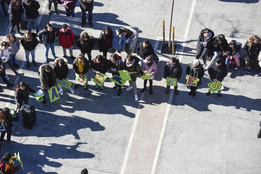 Més de 400 alumnes manresans protagonitzen l'acció artística «Un gest per la Pau»