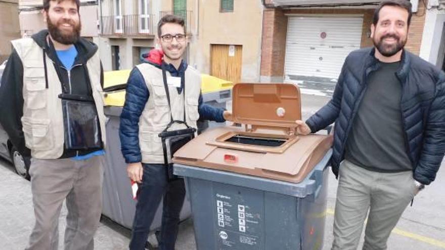 Els informadors ambientals amb el regidor Jordi Serracanta