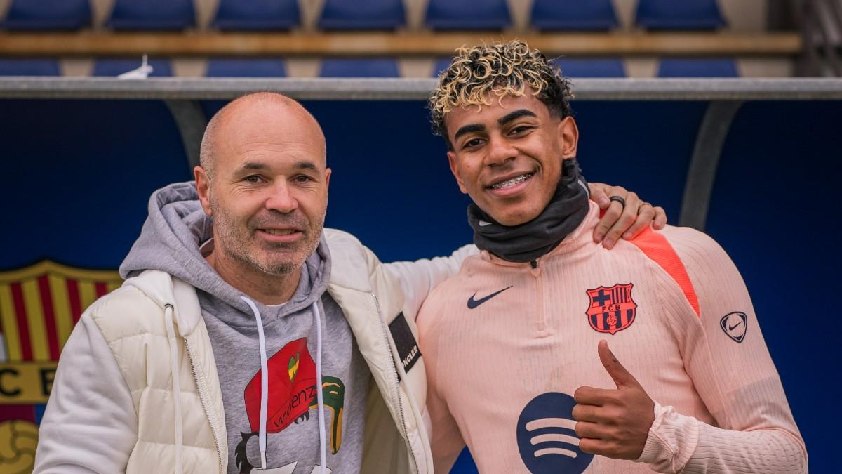 Iniesta junto a Lamine