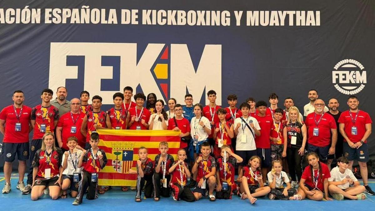 Foto de familia de la Selección de Aragón de Kickboxing en el Campeonato de España