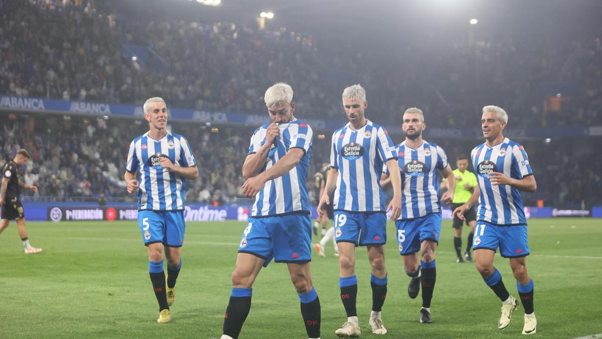 El Dépor se impone (2-1) al Castellón en la ida del duelo por la corona de Primera RFEF