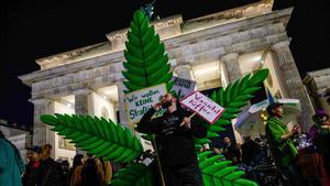 Cientos de personas celebran en Berlín que la marihuana ya es legal en Alemania