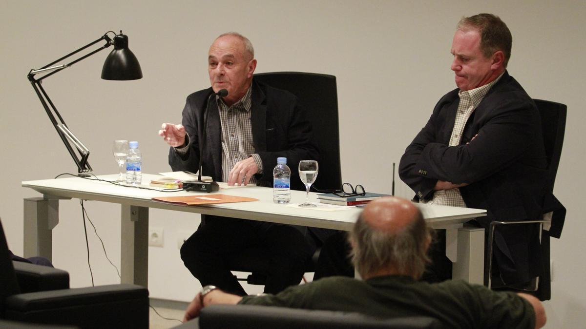 Antoni Marí y Enrique Juncosa, en el MACE, durante el Ciclo de Lecturas Poéticas de 2013.