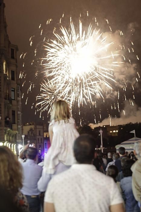 Espectáculo pirotécnico en las fiestas de Begoña, en Gijón.