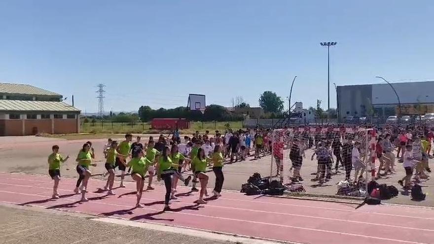 El IES Ítaca de Zaragoza sorprende con un flashmob con todos los alumnos
