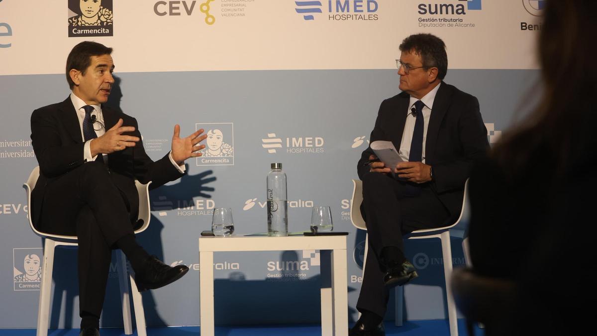 Un momento del encuentro de Foro Alicante protagonizado por Carlos Torres Vila.