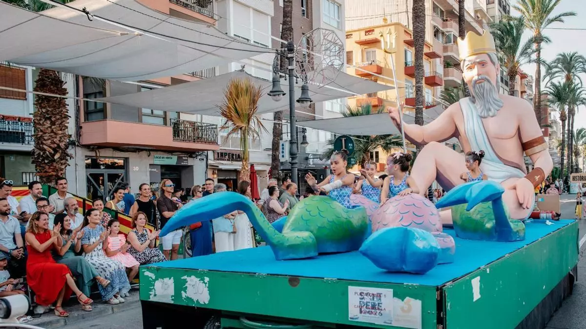 La Cavalcada de la Mar del Grau recupera sus raíces marineras con la carroza de Neptuno