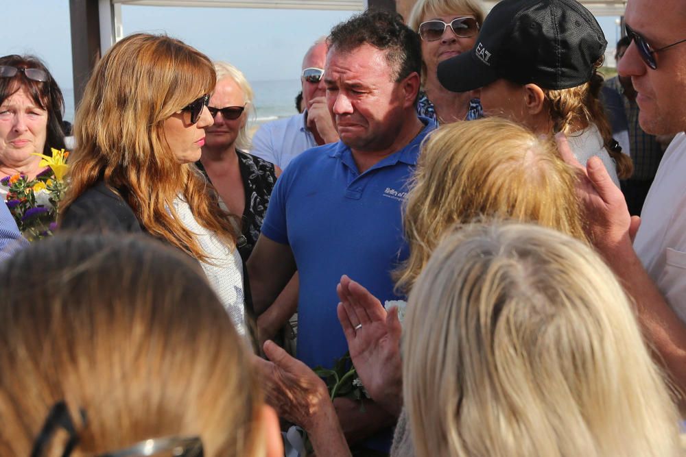 Vecinos de Orihuela Costa rinden homenaje al niño fallecido tras chocar con otro mientras jugaba