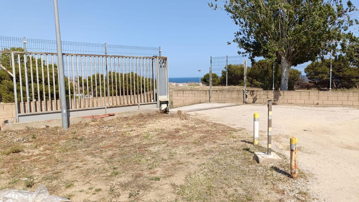 Imagen de la puerta de acceso a la comisaría de la Guàrdia Urbana de Badalona, estropeada desde hace tres semanas