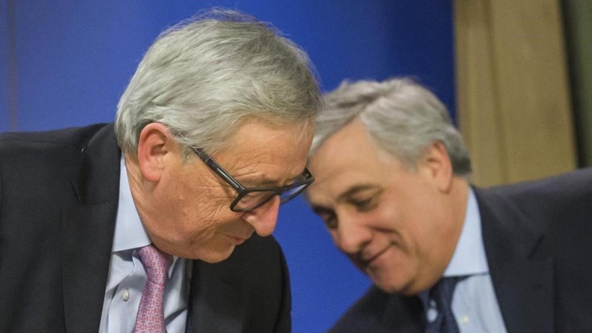 Juncker y el presidente del Parlamento Europeo, Antonio Tajani, tras la presentación del Libro blanco