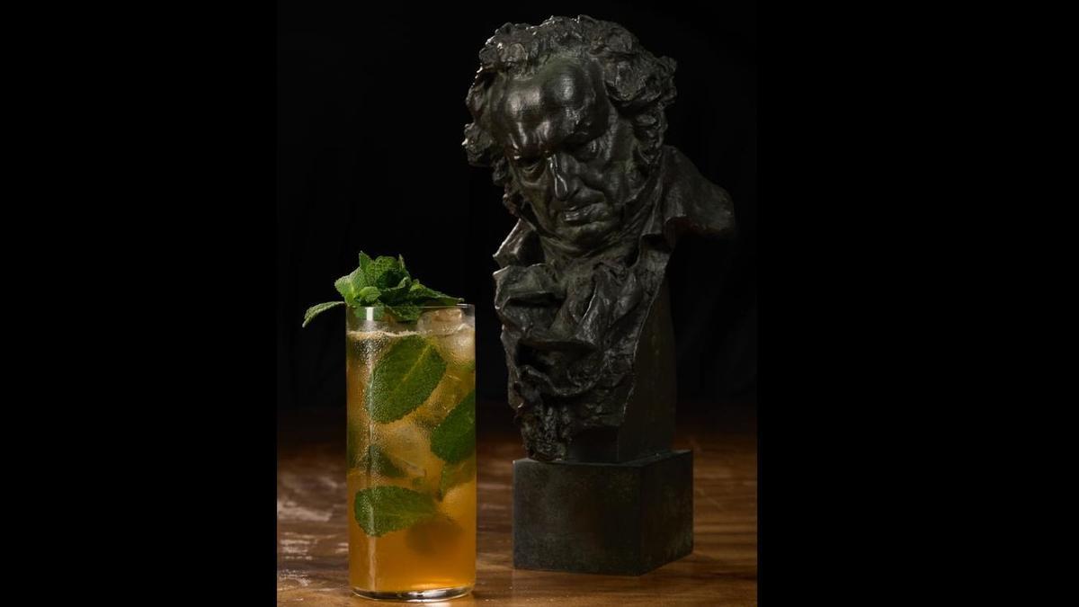 Cóctel del 'bartender' Borja Insa inspirado en la película 'La estrella azul'.