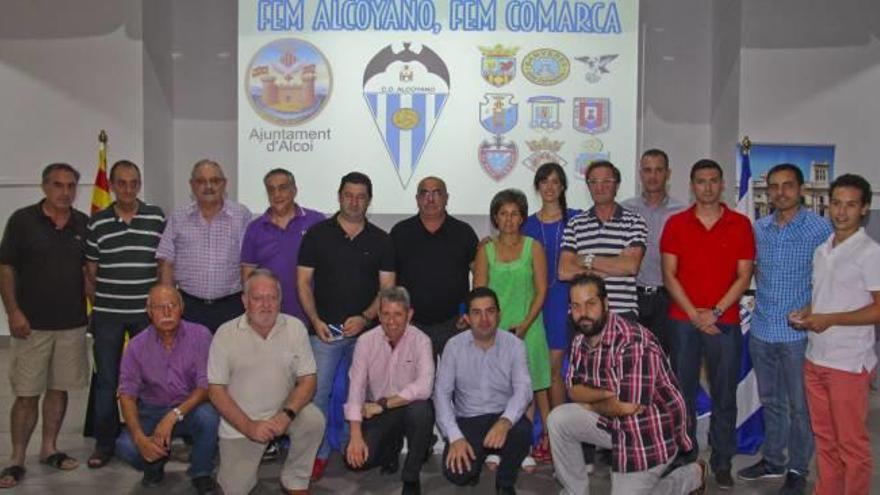 Los representantes de los clubes y autoridades municipales de las comarcas centrales en el Ágora de Alcoy, ayer.