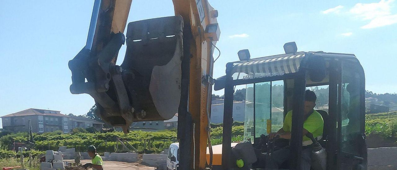 Los trabajadores reiniciaron ayer los trabajos de ensanchamiento del vial. | // FDV
