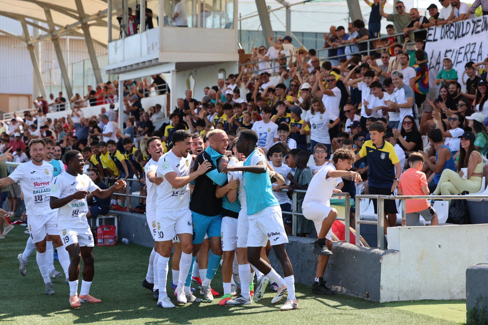 Los jugadores de la Peña Deportiva celebran un gol ante el Manacor.
