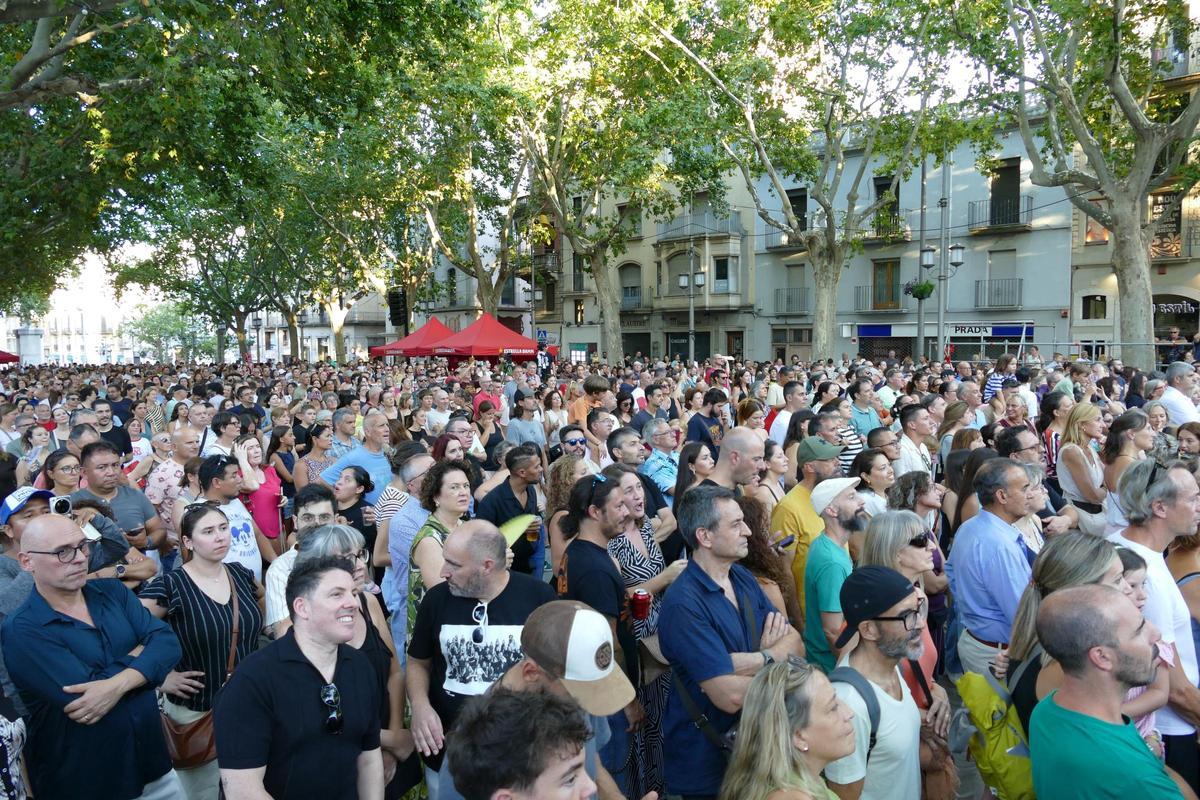 EN IMATGES | L'Acústica acaba amb tota la Rambla ballant al ritme de l'Orquestra Di-versiones, Locomía i Dj Paski EN IMATGES | L'Acústica acaba amb tota la Rambla ballant al ritme de l'Orquestra Di-versiones, Locomía i Dj Paski