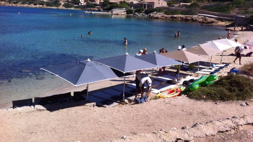 Sieht tatsächlich nicht mehr nach Nationalpark aus: Liegen am Strand von Cabrera.