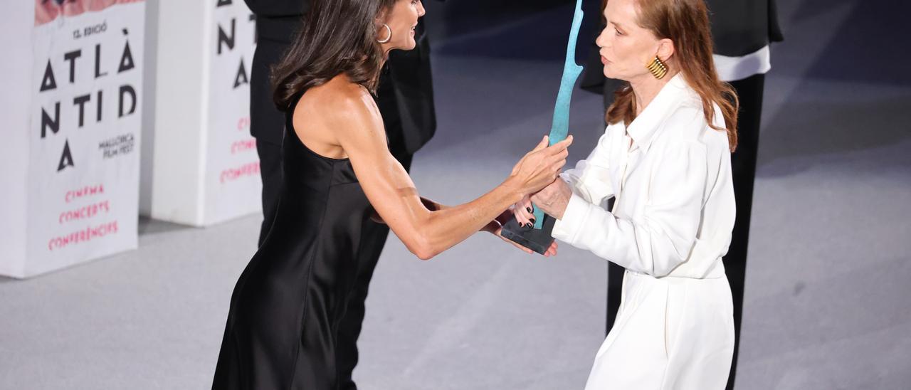 Doña Letizia entrega el Premio Masters of Cinema a la actriz francesa Isabelle Huppert.