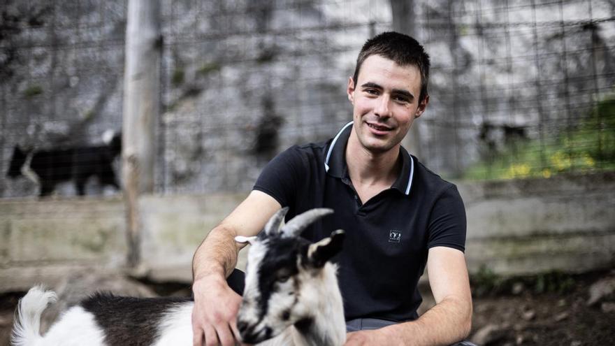 Borja, el primer ganadero que mueve sus cabras con el móvil