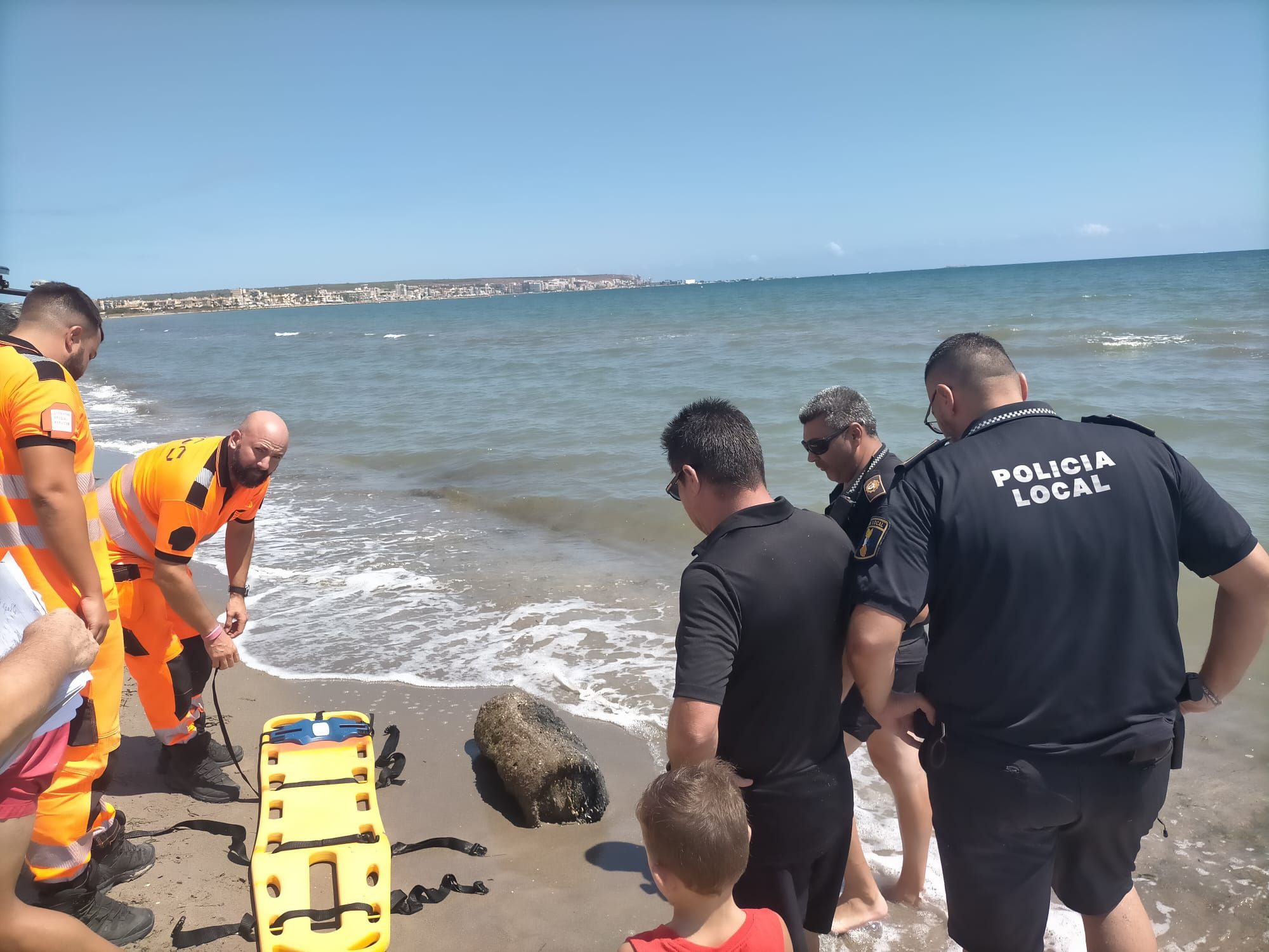 La Policía Local halla restos de un cañón antiguo en una playa de Santa Pola