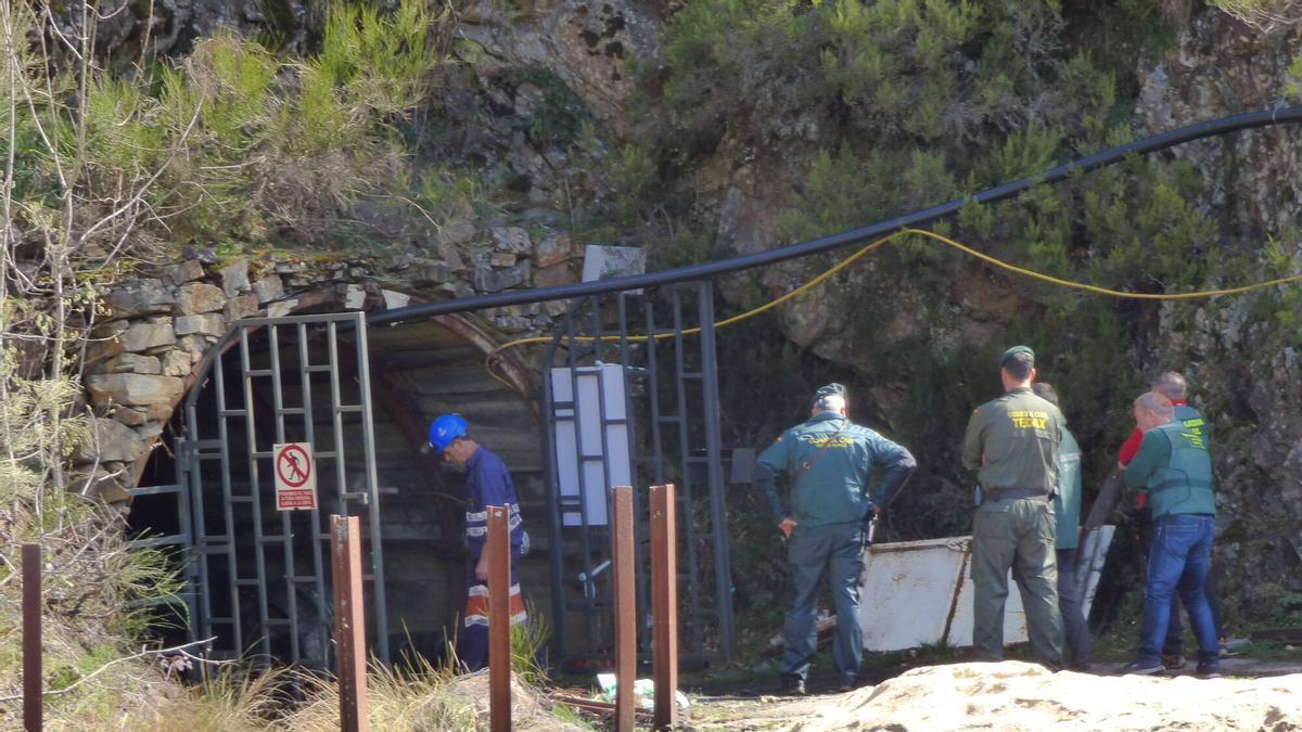Agentes de la Guardia Civil acceden al interior de la planta tercera de la mina de Cerredo.