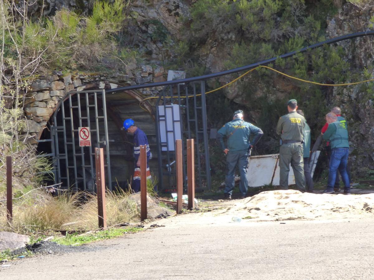 Agentes de la Guardia Civil acceden al interior de la planta tercera de la mina de Cerredo.