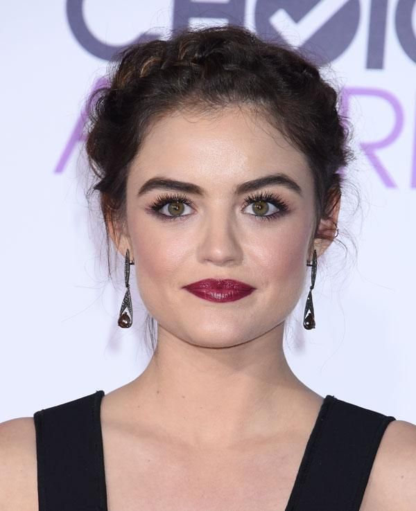Lucy Hale con recogido trenzado