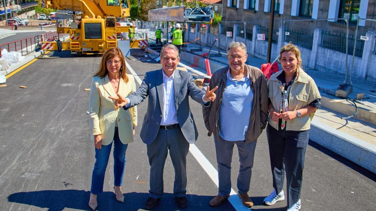 Visita a las obras realizada por una delegación del gobierno municipal, con Caballero al frente