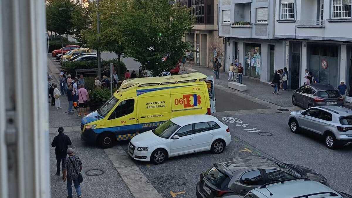 El accidente se produjo minutos antes de la ocho de la tarde de este lunes en la rúa dos Concheiros, en Santiago de Compostela.