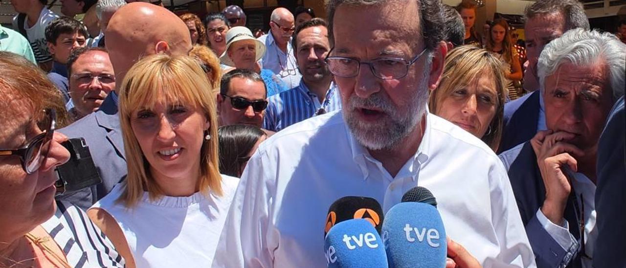 Imagen de Mariano Rajoy atendiendo a los medios y Bauzá colocado detrás de él.