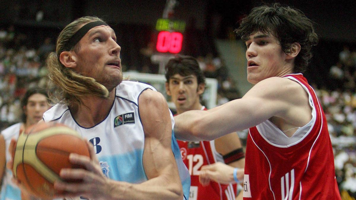 Walter Herrmann, ante Ilyasova, en el Argentina-Turquía del Mundial de Japón 2006.