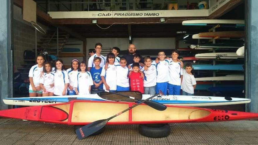 Participantes en el curso de piragüismo del Club Tambo. // FdV