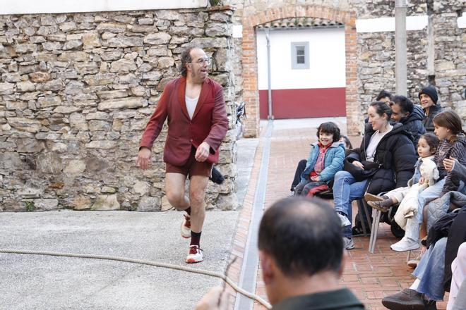 Feten estrena en Gijón sus dos nuevas localizaciones con un "therian" y mucho clown: en imágenes