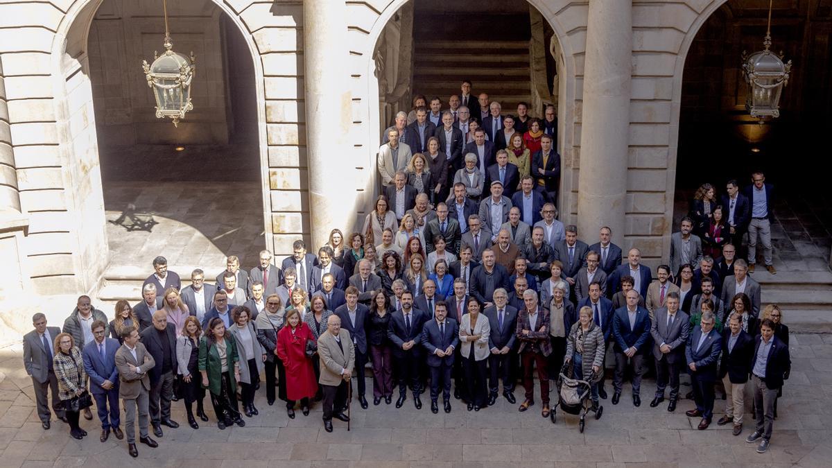 Foto de grup dels representants del Govern i de les entitats adherides durant la presentació del Compromís Nacional per un Turisme Responsable, a la Llotja de Mar de Barcelona.