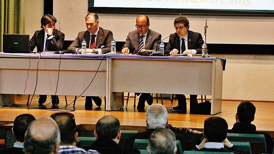 Asamblea del Santo Entierro en el paraninfo del Colegio Universitario. | J.F.