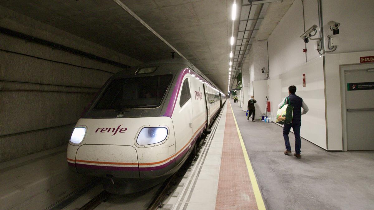 Así ha sido el primer día del AVE Murcia-Madrid y de Cercanías Avant en la estación del Carmen