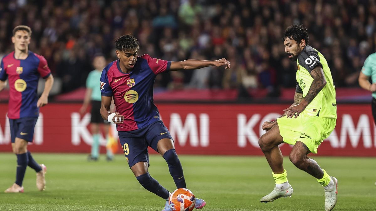 Lamine Yamal se va de Samu, en un partido del Barça contra el Mallorca.
