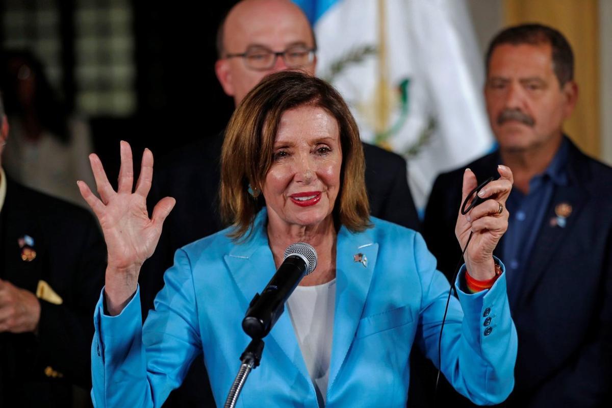 AME5364  CIUDAD DE GUATEMALA  GUATEMALA   08 08 2019 - La presidenta de la camara de representantes del Congreso de Estados Unidos  Nancy Pelosi  c   participa en una conferencia de prensa este jueves  en la Fuerza Aerea Guatemalteca  en Ciudad de Guatemala  Guatemala   Pelosi se encuentra en Guatemala en una visita de una comitiva de congresistas estadounidenses para conocer las condiciones de migracion de los guatemaltecos  EFE Esteban Biba