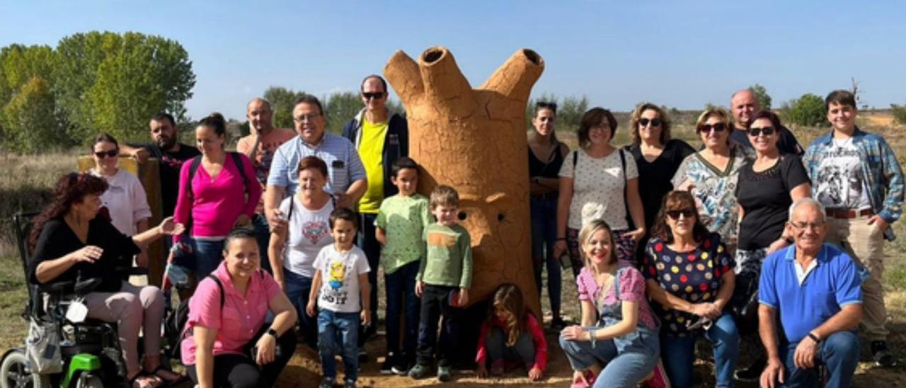 El grupo participante con la alcaldesa de La Torre, junto al  “Árbol de fuego”. | E. P.