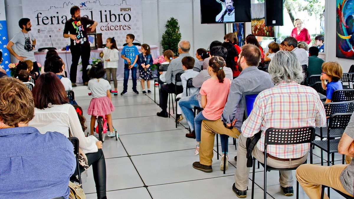 Cuentacuentos en la Feria del Libro de Cáceres.