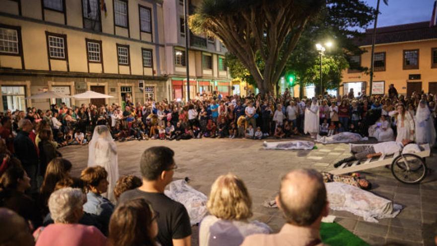 El público observa una representación de teatro en la plaza de la Catedral