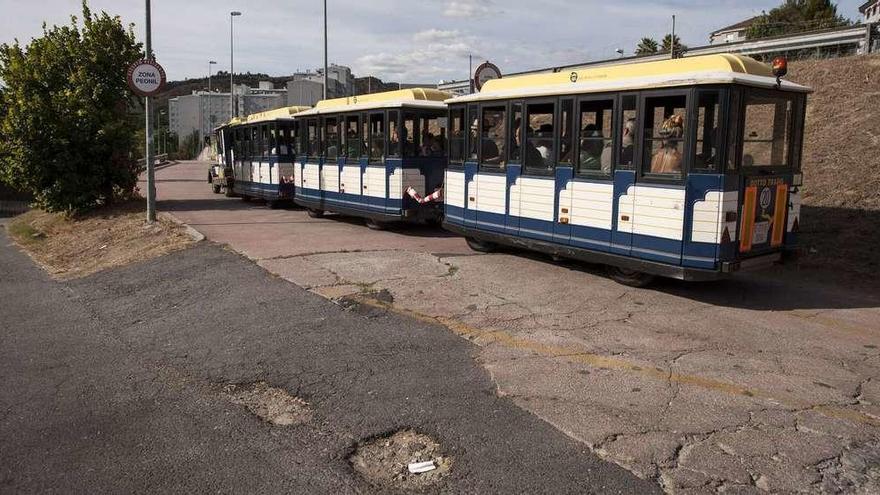 Estado del firme de la pista roja por la que pasa el tren termal que utiliza los turistas. // Brais Lorenzo