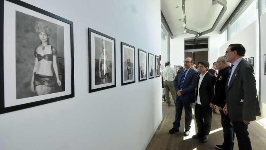 Asistentes a la inauguración del nuevo espacio expositivo.