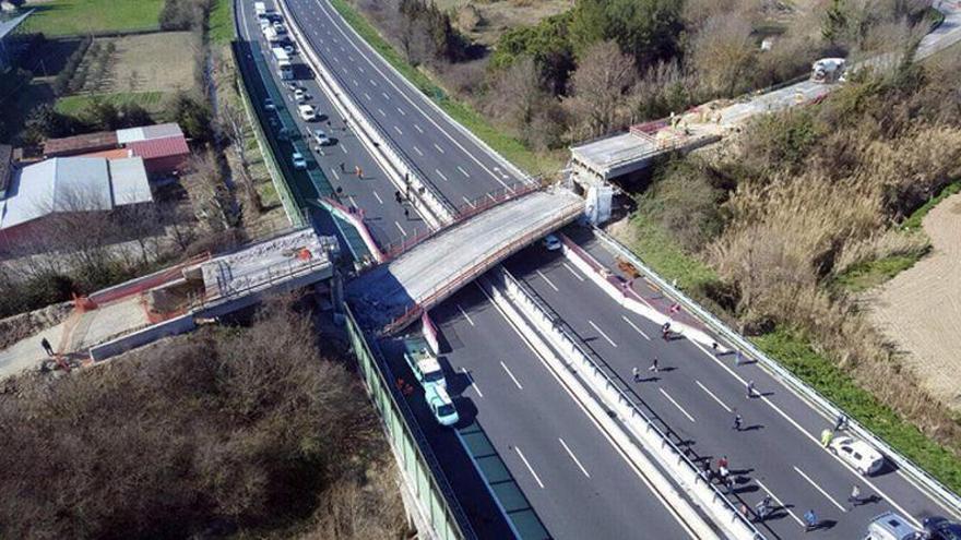 Espectacular derrumbe de un puente sobre una autovía de Italia