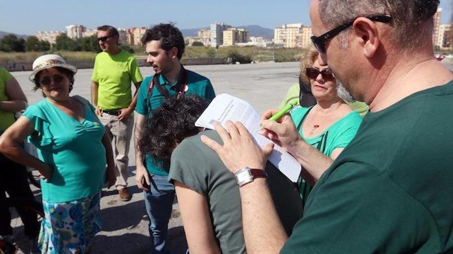 Los miembros de la plataforma recogieron ayer firmas para su proyecto.