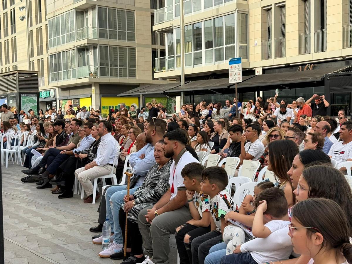Gran participación en el acto por el día del pueblo gitano en el entorno del Centro de Congresos