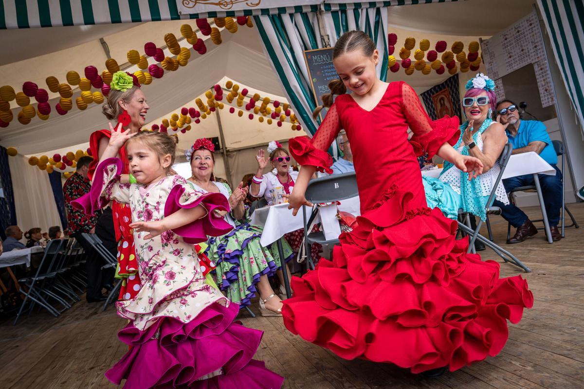 Dos niñas con vestidos de 'faralaes' en la Feria de Abril 2025 de Barcelona