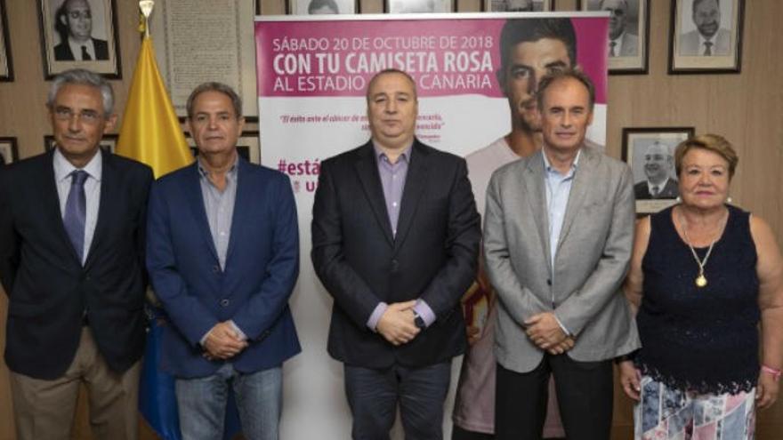 Miguel Ángel Ramírez, junto a Nicolás Ortega, Rafael Méndez, Fernando Fraile y Luisa María Herrera, esta mañana, durante la firma del convenio solidario.